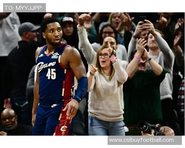 米切尔半场表现低迷8投仅2中三分球全失仅得11分并出现3次失误